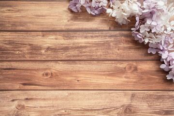 Obraz na płótnie Canvas 紫陽花と茶色い木目調の床 フレーム