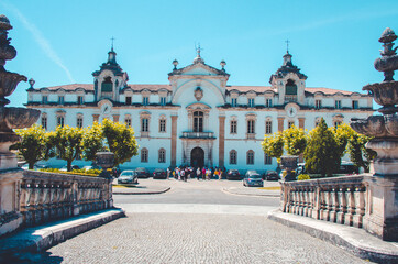 Naklejka premium road and a small bridge in front of a large castle