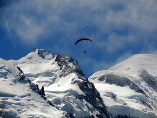 Parapente entre les montagnes (Vall&eacute;e de Chamonix, France)