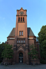 Fototapeta na wymiar Apostelkirche in Hamburg-Eimsbüttel im Tageslicht