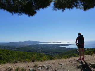 Fototapeta premium Randonneur / Randonneuse observant le panorama sur la mer ( Gros Cerveau Ollioules, France)