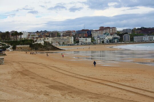 Abril lluvioso en playa de Santander 
