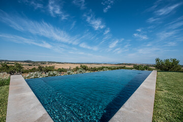 Sonnenuntergang am Infinity-Pool auf Mallorca
