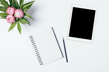 Office workplace with an electronic tablet