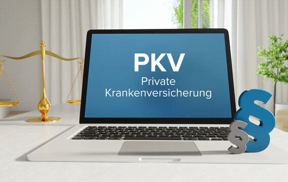 PKV (Private Krankenversicherung) &ndash; Recht, Gesetz, Internet. Laptop im B&uuml;ro mit Begriff auf dem Monitor. Paragraf und Waage.