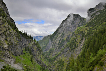 Blick aus dem Höllental bei Grainau auf die Knappenhäuser