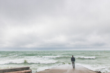 homme seul face à la mer