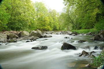 Fluss mit wilden Felsen