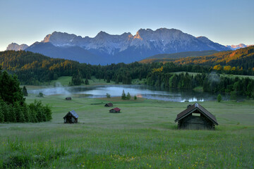 Der Geroldsee vor dem Karwendel am frühen morgen