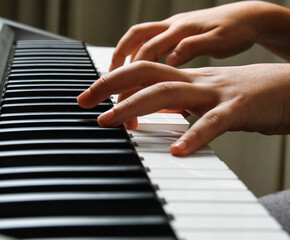 hands playing piano
