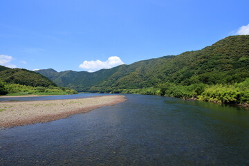 佐田沈下橋から上流を眺める　初夏（高知県四万十市）