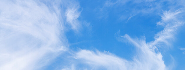 Wolken-Panorama mit weißen Schleierwolken