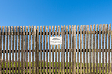Marinefunkstelle an der Ostsee-Steilküste bei Stohl. Schild Militärischer Sicherheitsbereich