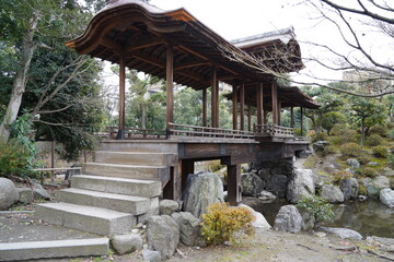 Fototapeta premium 日本 京都 庭園 伝統建築 木工 橋 回廊石 石畳 石庭 庭 自然 草木 梅 なごみ 春 早春 