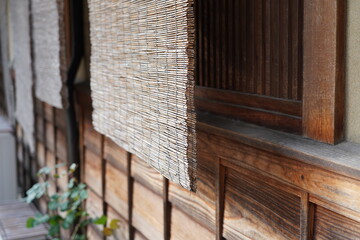 Fototapete 日本 京都 伝統 トラディショナル 伝統建築 木材 木 竹 竹細工 格子 壁 デザイン 板 板細工 茶色 壁紙 石畳 石塀 古い アジア 材料 茣蓙 背景 風景 町屋 ゲストハウス フェンス 大修 日野