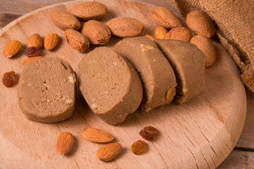 Gofio amasado y almendras típico producto de Canarias