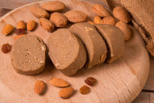 Gofio amasado y almendras t&iacute;pico producto de Canarias