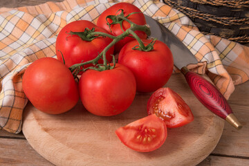 Tomates en rama sobre una mesa