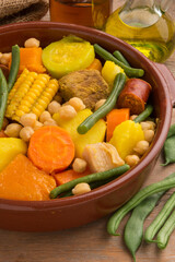 Cazuela de barro con un típico puchero de canarias con carne y verduras