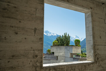Fensterblick aus der Kirche von Heremence, Kt. Wallis, Schweiz