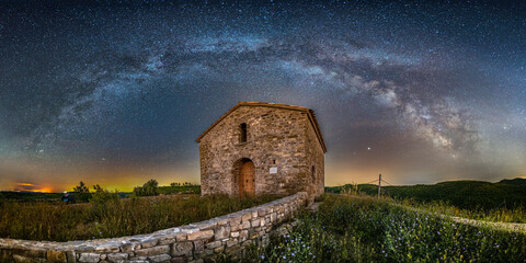 Vía Lactea sobre una capilla en Talamanca