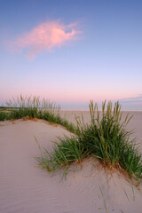 Morze Bałtyckie,wschód słońca na piaszczystej plaży w Kołobrzegu,Polska. - obrazy, fototapety, plakaty