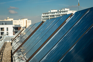 Panneaux Solaires installés sur un toit d'immeuble