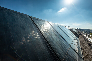 Panneaux Solaires installés sur un toit d'immeuble