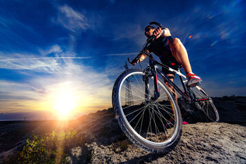 Bicicleta de montaña. Deporte y vida saludable. Deportes extremos. La bicicleta de montaña y el hombre. Estilo de vida, recreación y ocio deporte extremo al aire libre - obrazy, fototapety, plakaty