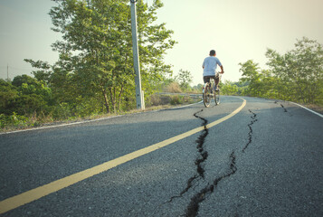 Obraz premium The bicycle been riding in the broken or damage asphalt road.