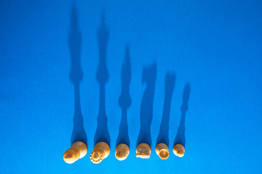 Gioco degli scacchi con sfondo blu