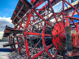 Schaufelrad eines Schaufelraddampfers, Hafen, Hamburg