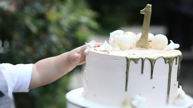 Baby's birthday cake, one year celebration