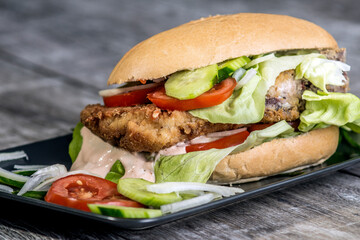 kanapka, burger, jedzenie, hamburger, pomidor, sałata, cheeseburger, wołowina, posiłek, bułeczki, lunch, przekąska, fast food, kurak, jarzyna, cebula, swiezy, salada, grilla, obiad, kotlet