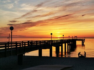 Fototapeta premium zachód słońca na molo