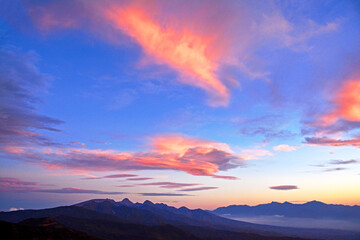 夕暮れの南八ヶ岳、最高峰の赤岳、阿弥陀岳、横岳、硫黄岳、編笠山。The Yatsugatake mountain range that is illuminated by the setting sun during the magic hour.