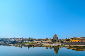 イタリアのフィレンツェの歴史的建造物と街並みと川