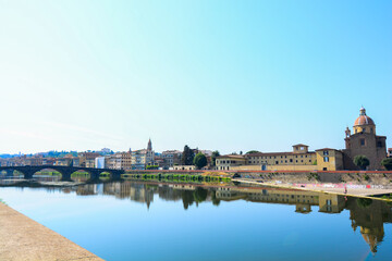 Fototapeta na wymiar イタリアのフィレンツェの歴史的建造物と街並みと川