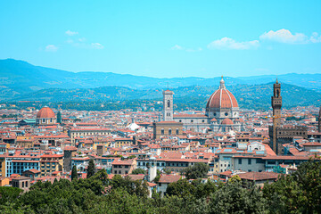 Obraz premium イタリアのフィレンツェの歴史的建造物が並ぶ街並みを俯瞰で撮影 ドゥオーモがそびえ立つ