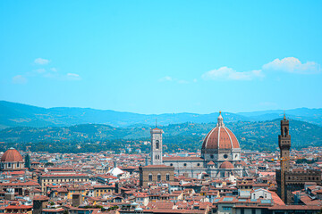 Fototapeta na wymiar イタリアのフィレンツェの歴史的建造物が並ぶ街並みを俯瞰で撮影 ドゥオーモがそびえ立つ