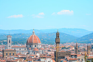 Fototapeta na wymiar イタリアのフィレンツェの歴史的建造物が並ぶ街並みを俯瞰で撮影 ドゥオーモがそびえ立つ