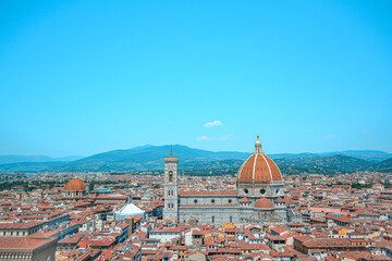 Fototapeta premium イタリアのフィレンツェの歴史的建造物が並ぶ街並みを俯瞰で撮影 ドゥオーモがそびえ立つ