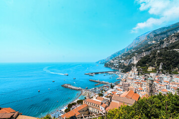 イタリアのアマルフィにあるビーチと街並みを俯瞰で撮影