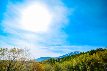 日本の静岡から捉えたアルプス山脈と青空