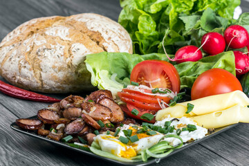 śniadanie, sałata, jedzenie, pomidor, zdrowa, posiłek, jarzyna, swiezy, lunch, płyta, zieleń, dania, ser, ogórek, czerwień, przepyszny, jajka, kiełbasa, bekon, chleb, śniadanie © yanek