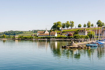 Fototapeta na wymiar Rapperswil, Zürichsee, Schloss, Seeufer, Bühlerallee, Kapuzinerkloster, Hafen, Boote, Altstadt, Altstadthäuser, Schlossberg, Seerundfahrt, Rapperswil-Jona, Seedamm, Holzbrücke, Sommer, Schweiz