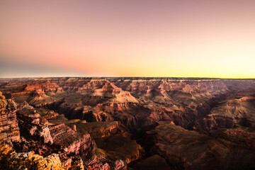 アメリカのアリゾナ州にあるグランドキャニオンの最も美しい夕暮れ