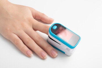 Monitoring oxygen saturation with a special device