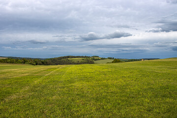 Landschaft mit dunklen Wolken