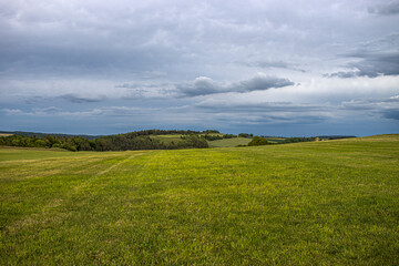 Landschaft mit dunklen Wolken